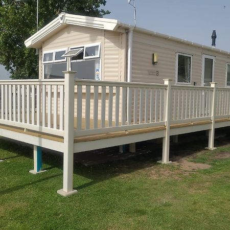 8 Bed Sun Decked Caravan Unlimited High Speed Wifi And Fun At Seawick Holiday Park Clacton-on-Sea Eksteriør billede