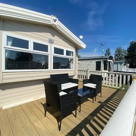 8 Bed Sun Decked Caravan Unlimited High Speed Wifi And Fun At Seawick Holiday Park Clacton-on-Sea Eksteriør billede