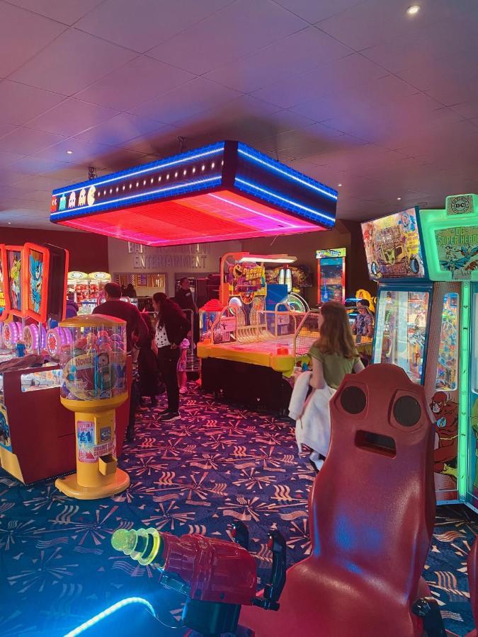 8 Bed Sun Decked Caravan Unlimited High Speed Wifi And Fun At Seawick Holiday Park Clacton-on-Sea Eksteriør billede