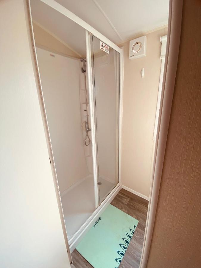 8 Bed Sun Decked Caravan Unlimited High Speed Wifi And Fun At Seawick Holiday Park Clacton-on-Sea Eksteriør billede