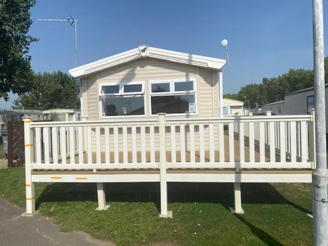 8 Bed Sun Decked Caravan Unlimited High Speed Wifi And Fun At Seawick Holiday Park Clacton-on-Sea Eksteriør billede